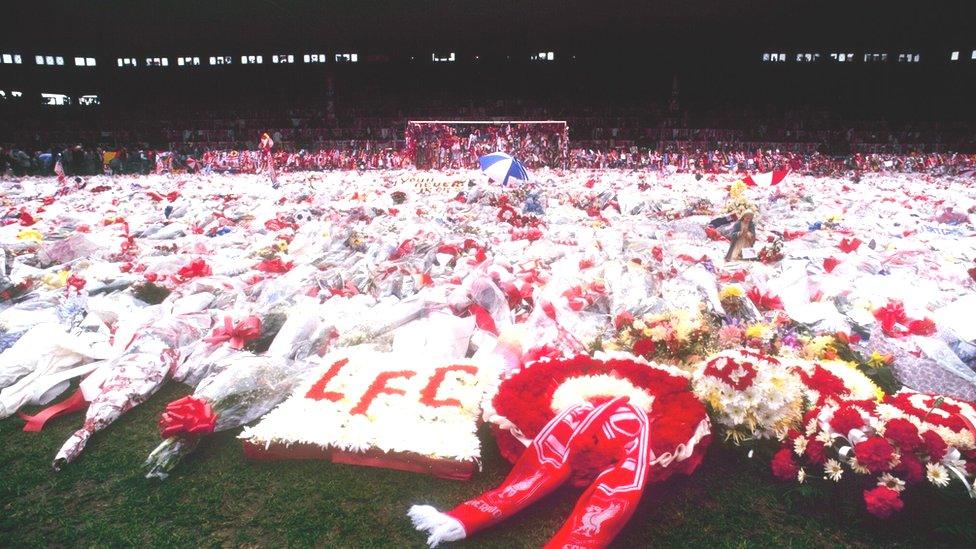 Blodau a theyrngedau yn Anfield i gofio'r rhai laddwyd yn Hillsborough