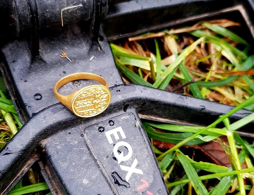 ring on metal detector