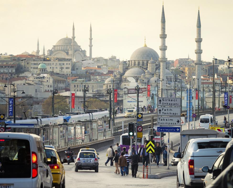 Busy Istanbul street scene