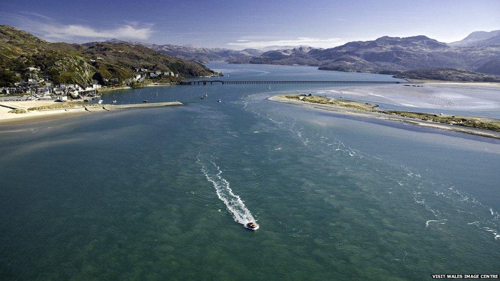 Bont Abermaw, sy'n 700m o hyd, yn ymestyn dros yr Afon Mawddach ger y Bermo