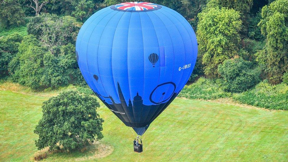 city-skyline-on-hot-air-balloon.