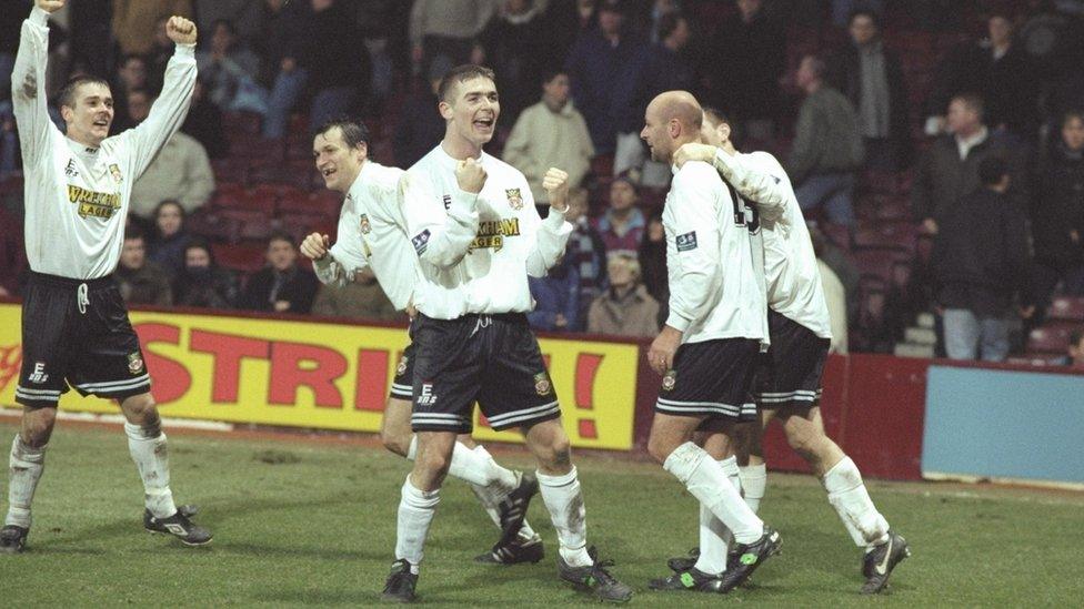 Wrecsam yn dathlu gol fuddugol Kevin Russell yn erbyn West Ham yn 1997