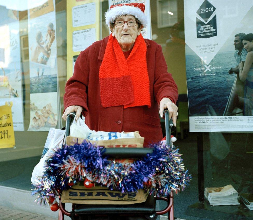 Shopper in Christmas hat