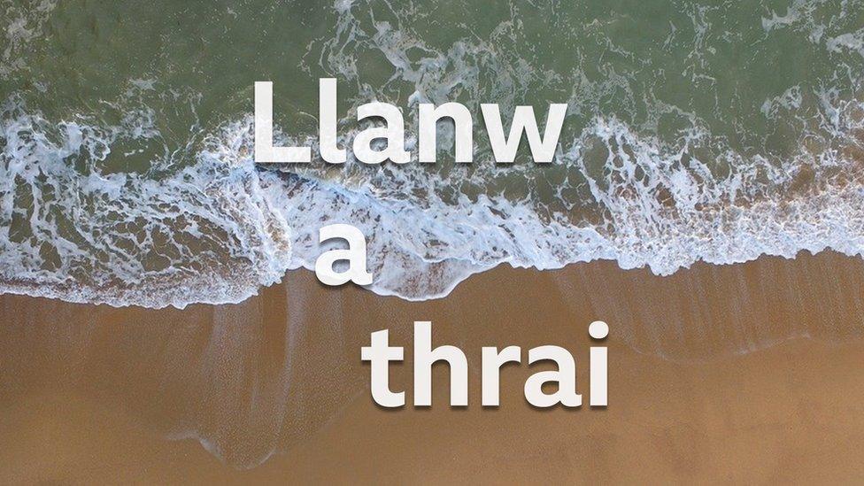 Llanw a thrai - llun tonnau ar draeth