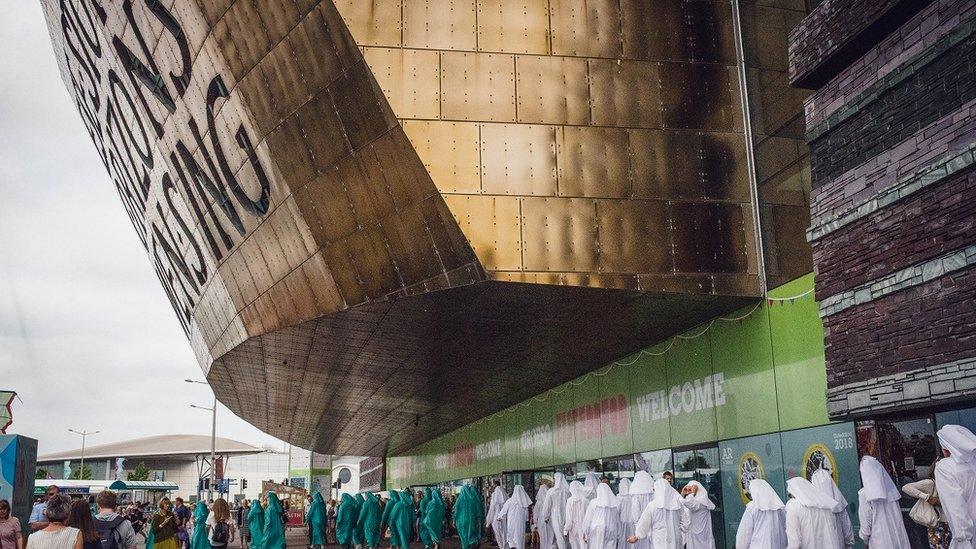 Creu Gwir Fel Gwydr o Ffwrnais Awen - yr Orsedd yng nghysgod Canolfan y Mileniwm // In These Stones Horizons Sing - poets gather in the imposing shadow of the Wales Millennium Centre