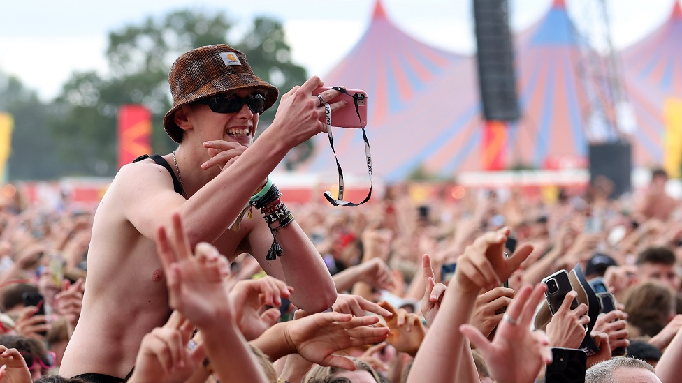 Main stage crowds