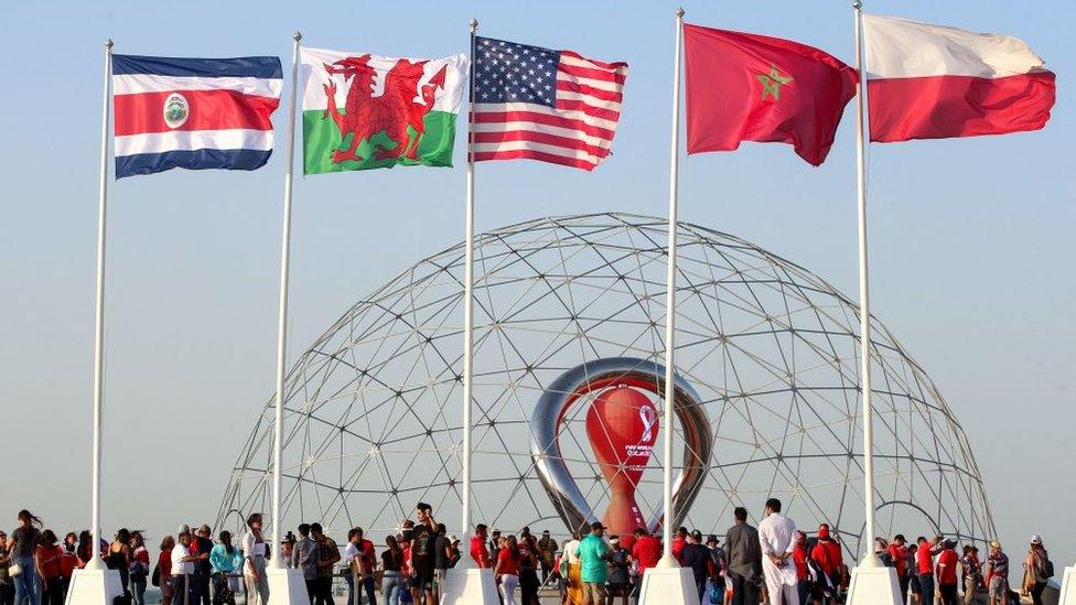 Y Ddraig Goch yn cyhwfan yn seremoni codi baner y gwledydd olaf i fod yn gymwys am Qatar 2022