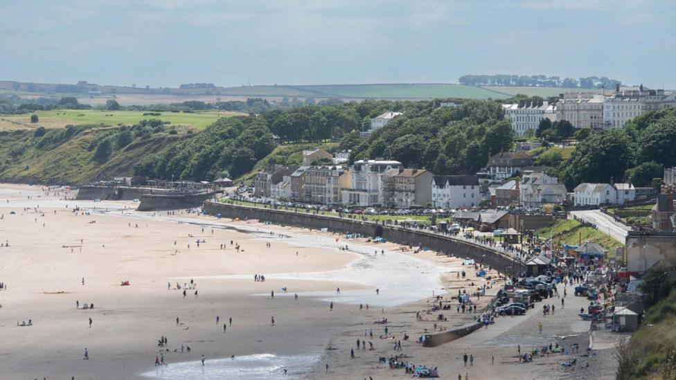 Council set to approve extension of Filey's sea wall - BBC News