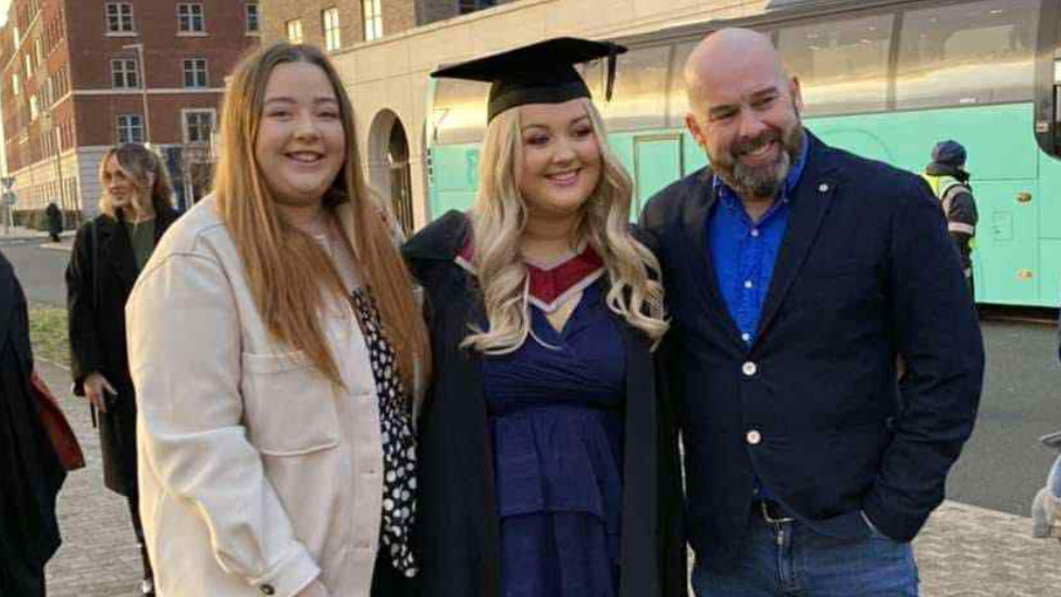 Y merched gyda'u tad, Chris Thomas