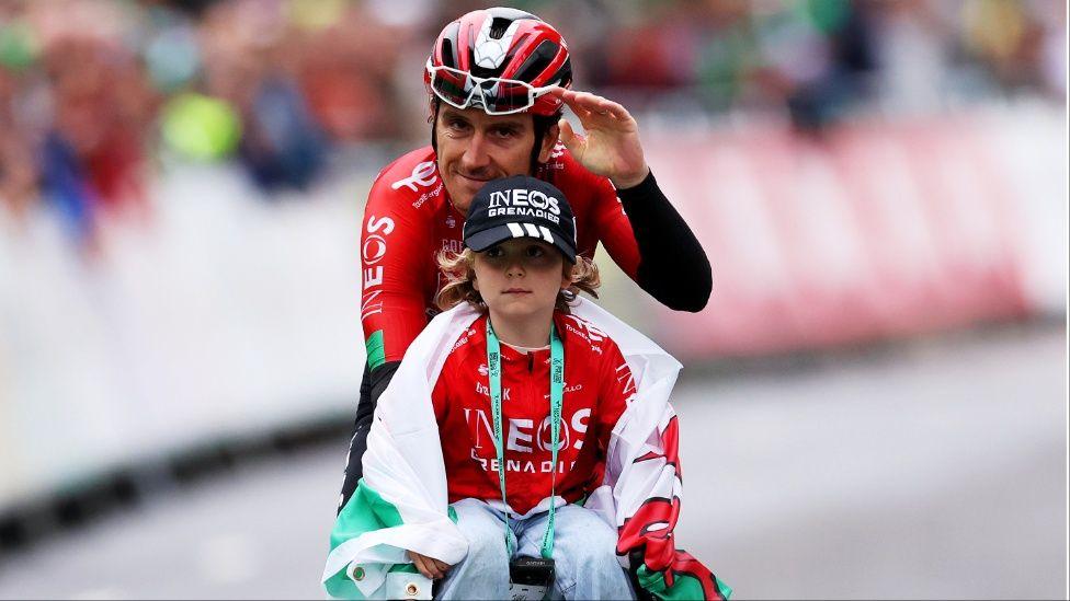 Geraint Thomas a'i fab ar ei feic wedi ei ras olaf