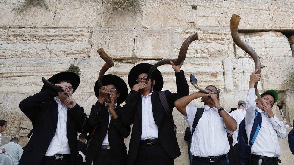 Dynion ifanc yn chwarae'r Shofar