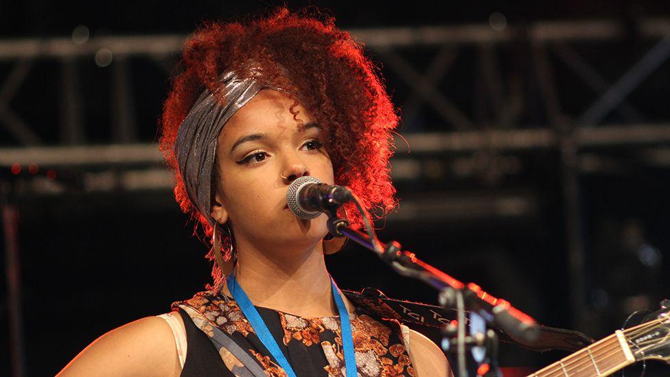 Kizzy Crawford yn Glastonbury 2014