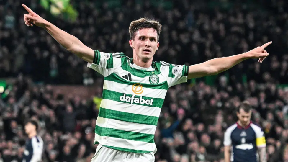 El Celtic redujo la distancia con el líder de la Premiership escocesa a seis puntos gracias a una