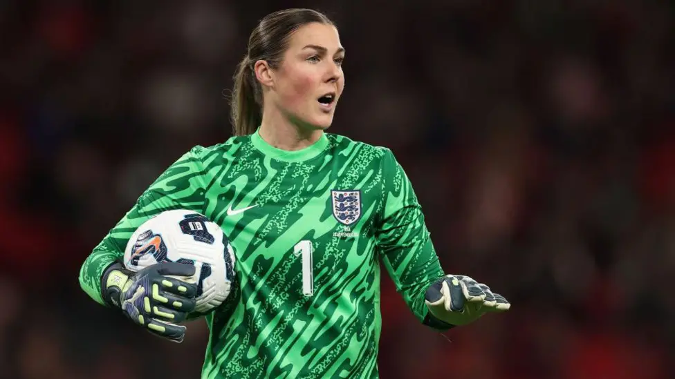 Earps announces shock England retirement after losing place