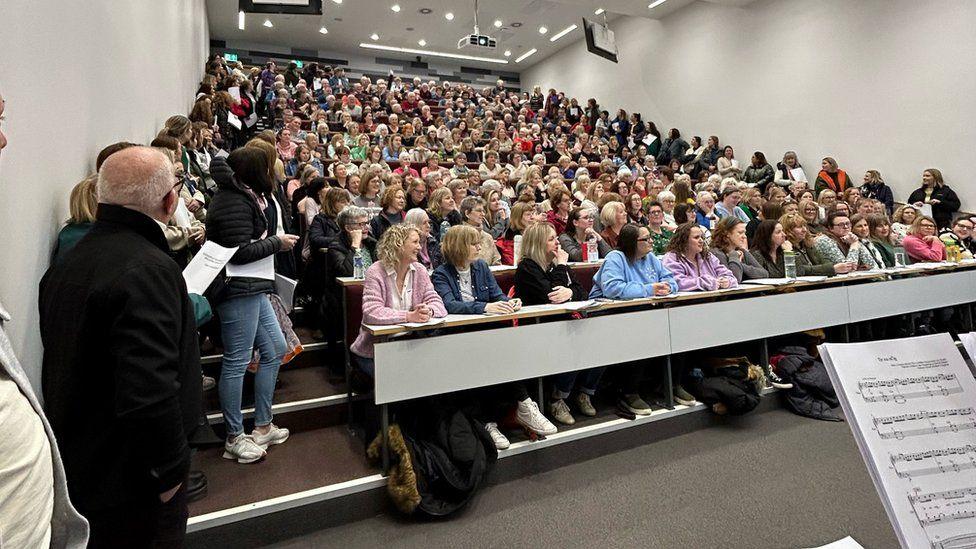Ymarfer ar gyfer Nia Ben Aur yn Eisteddfod Genedlaethol Pontypridd