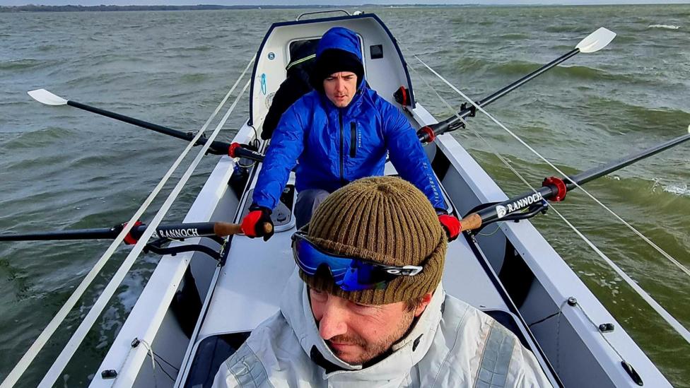 Berkshire man and team take Pacific rowing challenge - BBC News
