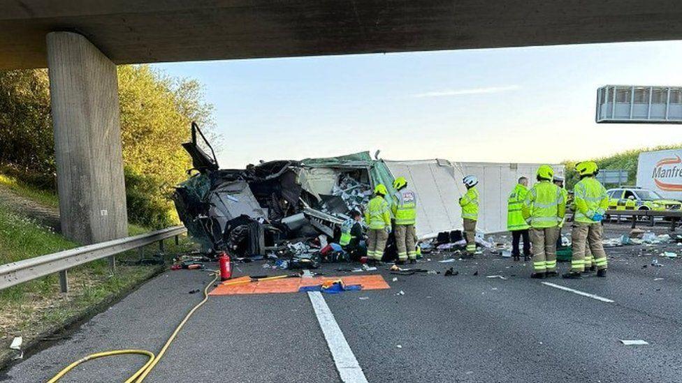 M40: Motorway reopens after sausages scattered in lorry crash - BBC News