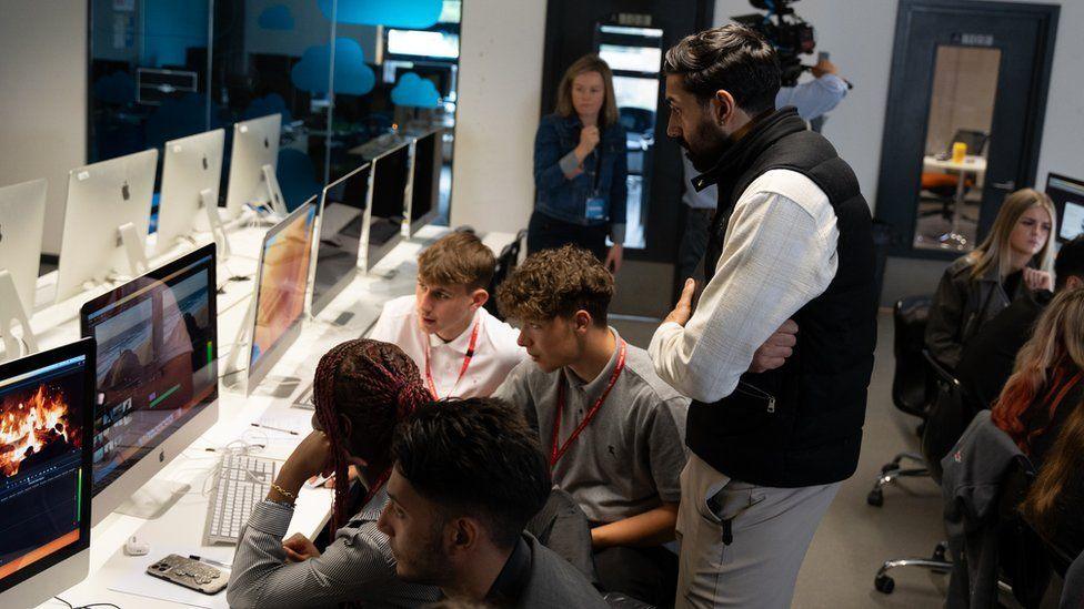 Amar Hayer at a student workshop