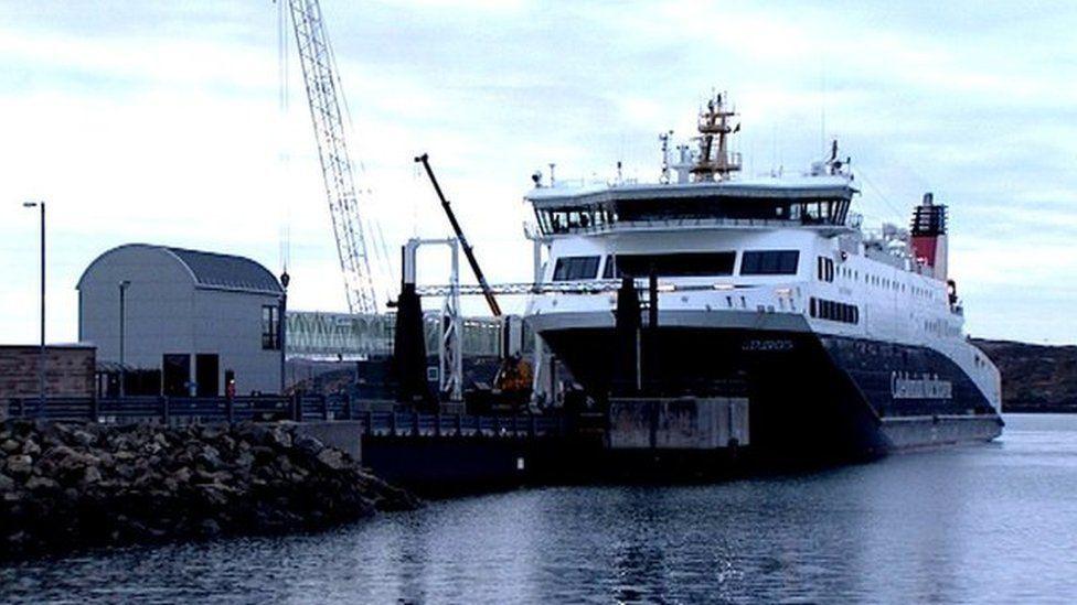 An MV Loch Seaforth ri Cidhe Steòrnabhaigh