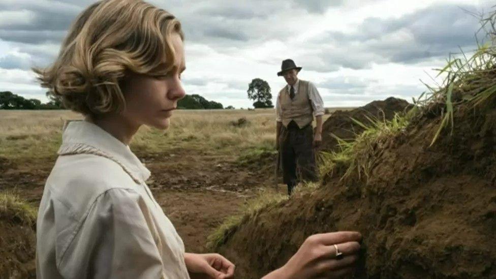 Carey Mulligan and Ralph Fiennes in The Dig