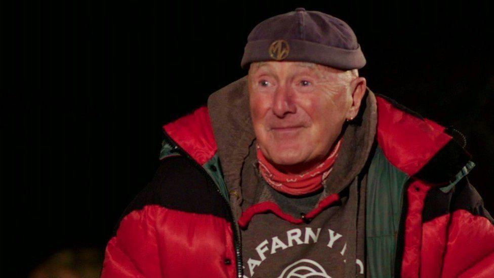 Dewi Pws yn cael ei holi yn y rhaglen Sgwrs Dan y Lloer ar S4C yn 2021