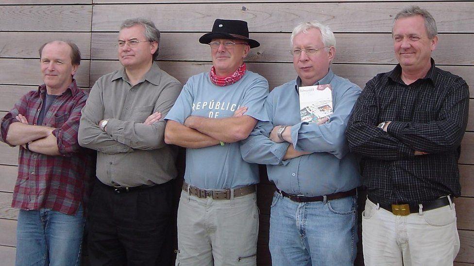 Edward H Dafis: O'r chwith i'r dde - Charli Britton, Hefin Elis, Dewi Pws, John Griffiths a Cleif Harpwood