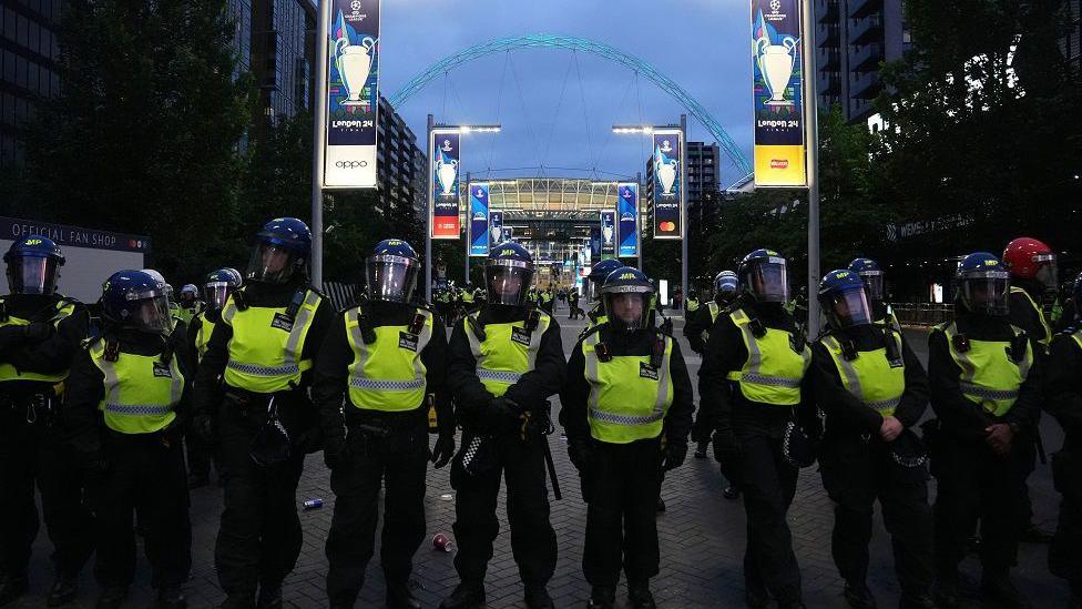 Champions League: Police arrest 53 around Wembley final - BBC News