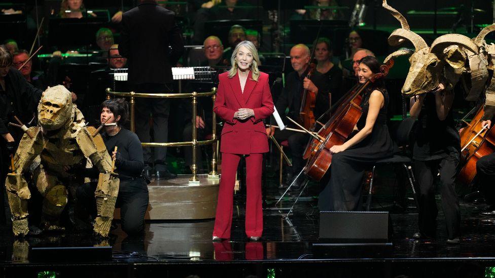 Kirsty Young në skenë në Sallën Mbretërore Albert për 100-vjetorin e lindjes së Sir David Attenborough