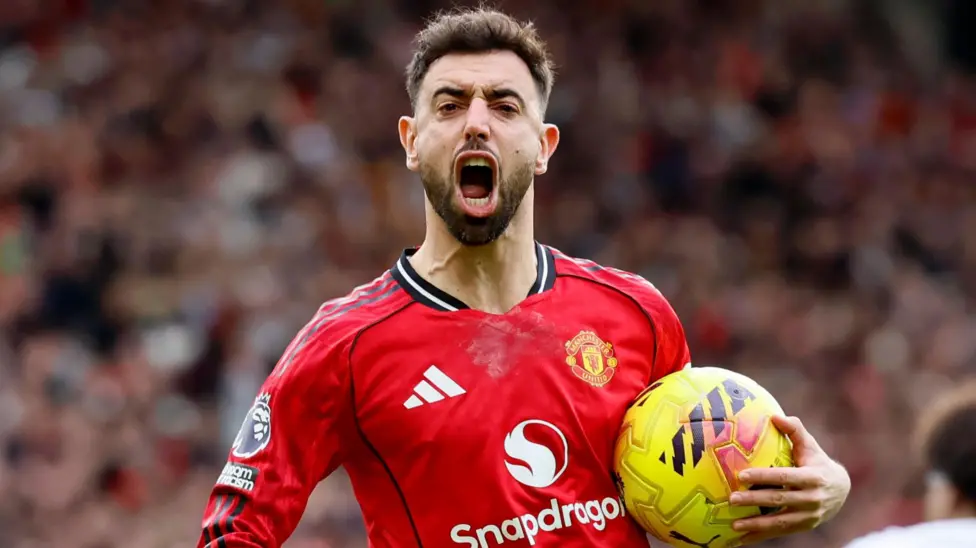 Fernandes, del Manchester United, gana el premio masculino de la Asociación de Periodistas de Fútbol.