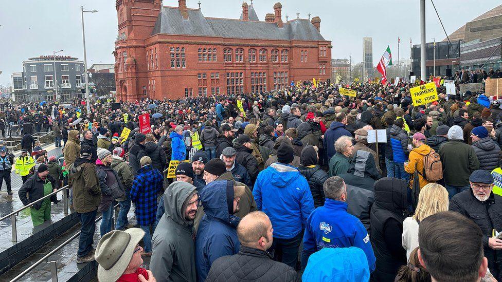 Ffermwyr yn protestio tu allan i'r Senedd