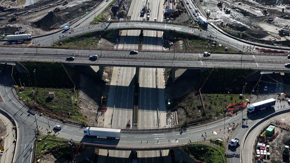M25: Drivers urged to plan ahead of junction closures - BBC News
