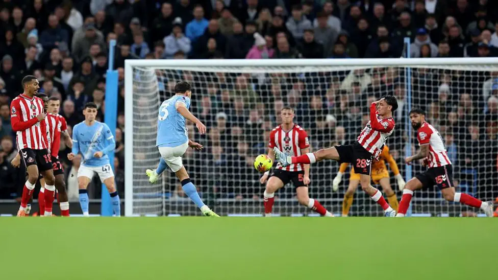 El Manchester City dejó abierta la carrera por el título de la Premier League al aprovechar la derrota del líder, el Arsenal, y despachó cómodamente al Sunderland en el Etihad Stadium.