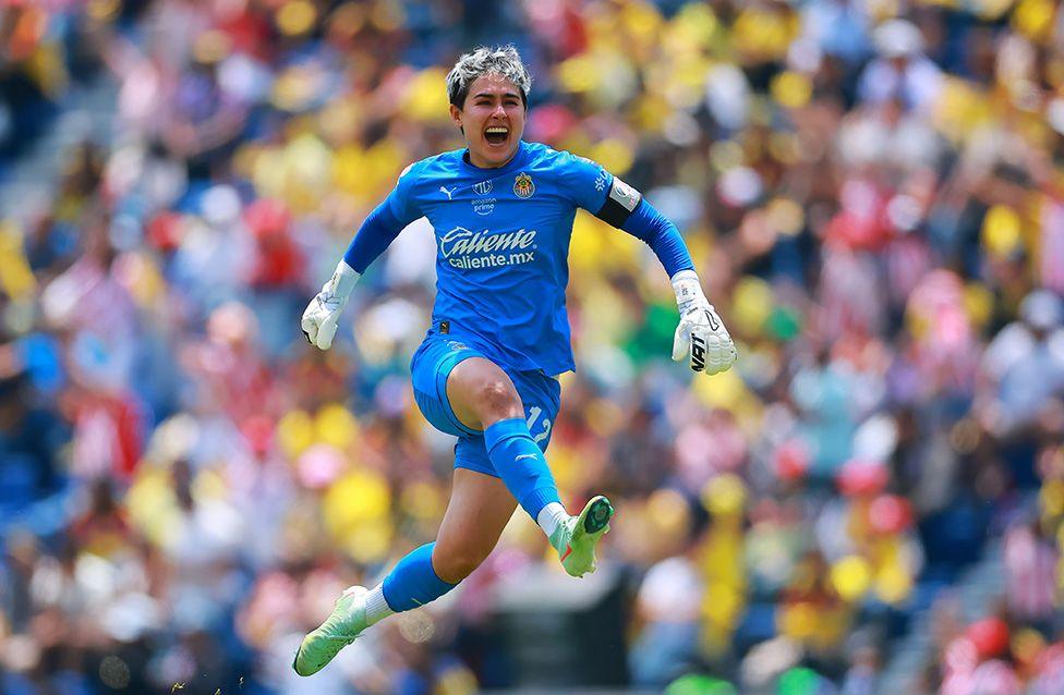 Chivas goalkeeper Blanca Felix jumps for joy after her team's second goal against America in Liga MX Feminil's Torneo Apertura. Photo by Hector Vivas