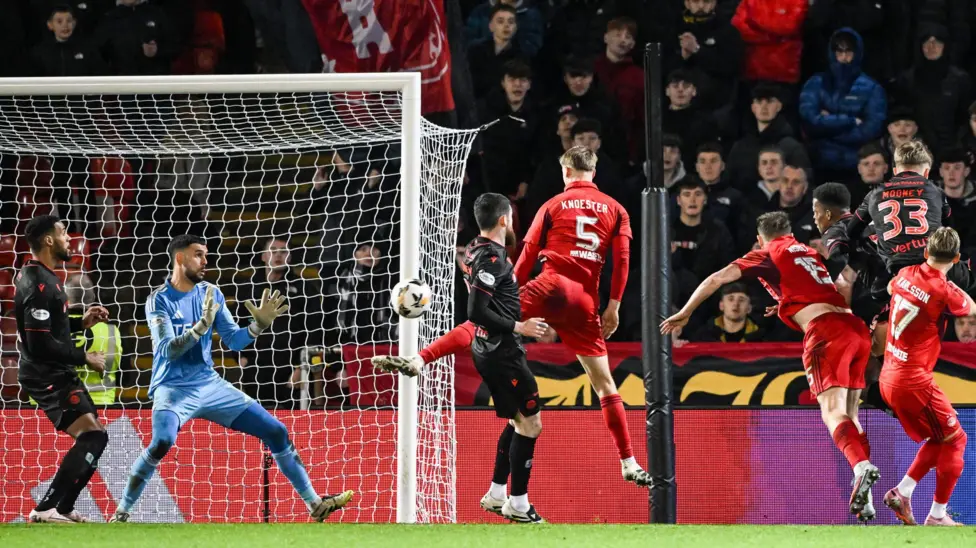 El imponente cabezazo de Richard King en el minuto 99 le dio al St Mirren un improbable punto en la Premier