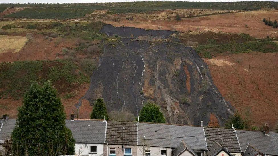 Tirlithrliad o domen lo uwchben pentref Pendyrus yn Rhondda Cynon Taf