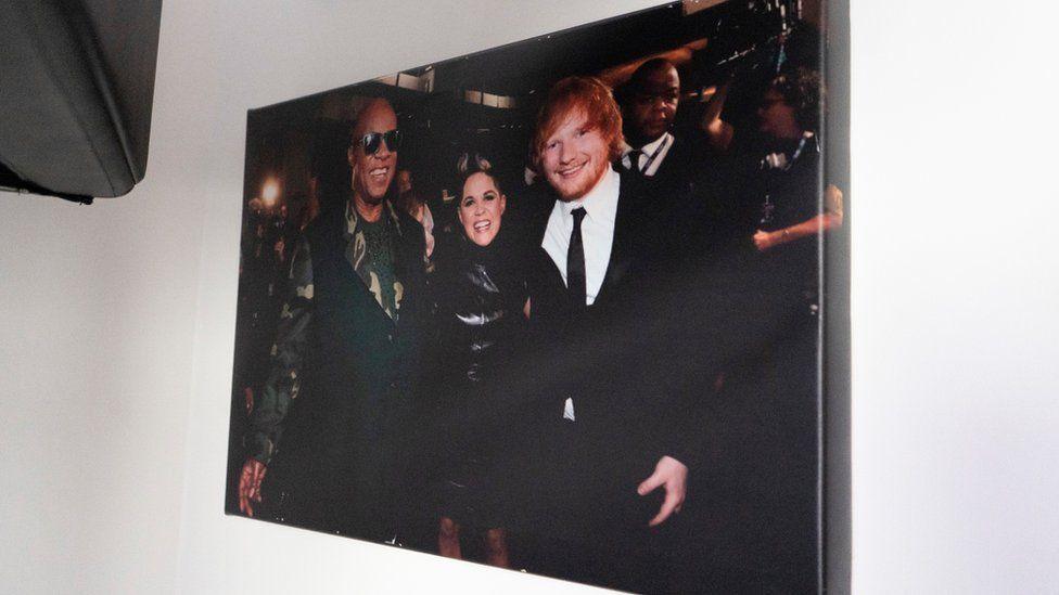 Amy gyda Stevie Wonder ac Ed Sheeran yn y Grammys