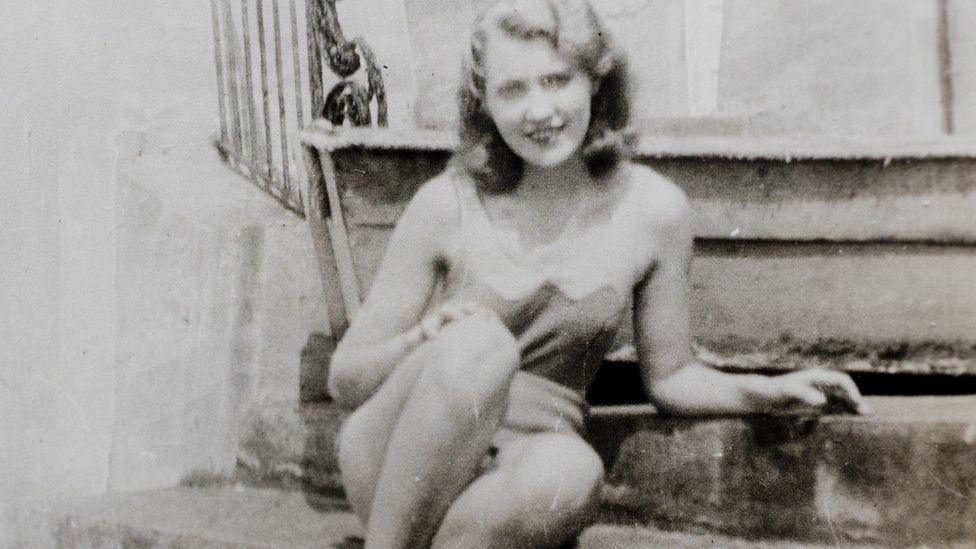 By 1934 Mary Anne MacLeod had become a glamorous New Yorker. This photo, was taken on the steps of a Long Island swimming pool