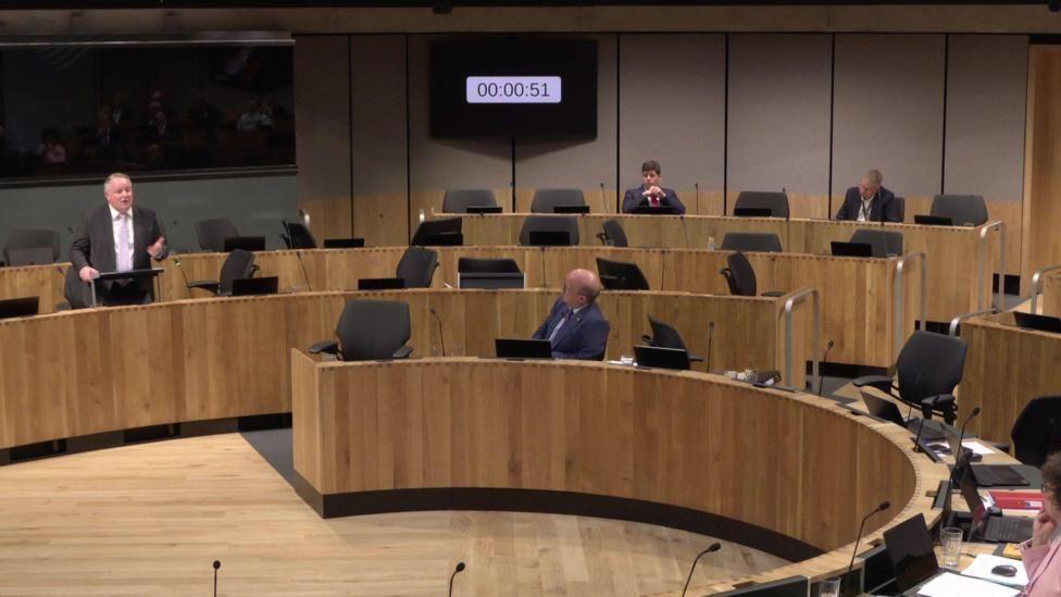 Seddi gwag yn siambr y Senedd