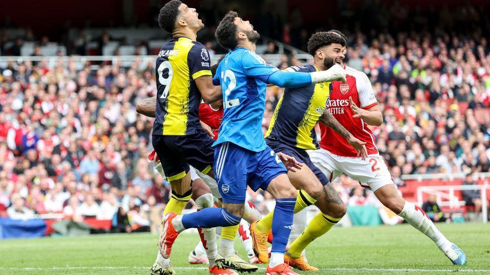 Dominic Solanke colliding with David Raya