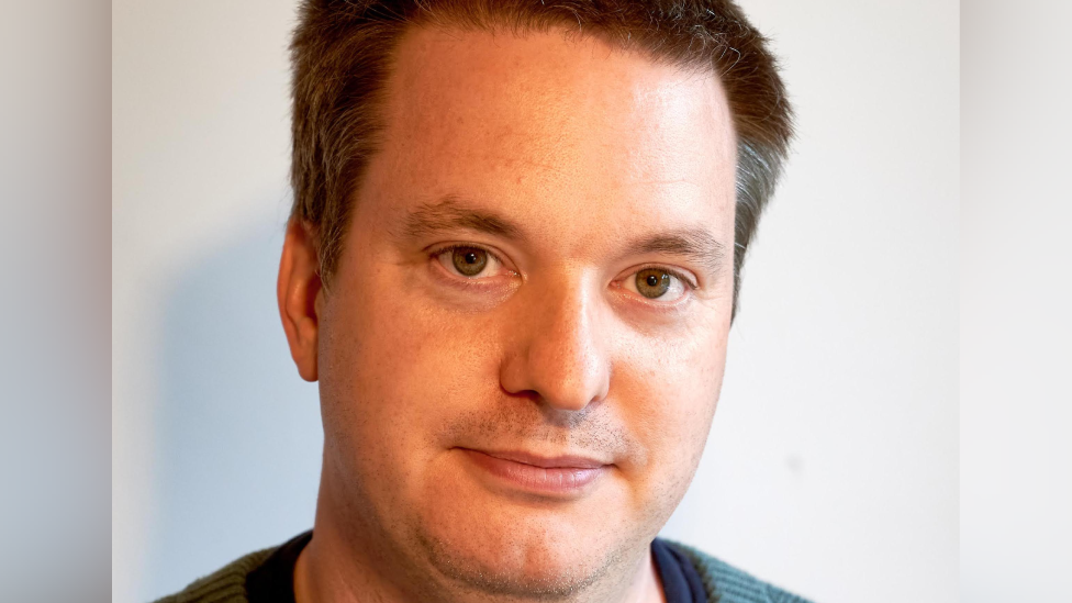 Llun agos o wyneb Steven Schockaert yn edrych ar y camera.