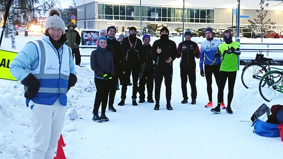 Runners prepare to run Pokkinen Parkrun in the snow