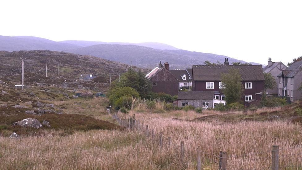 An làrach far an tèid na taighean a thogail, ri taobh Rathad Scott