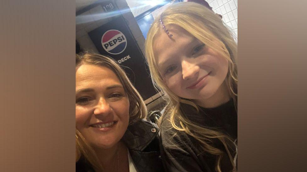 Isla and her mother Ashlee at the concert