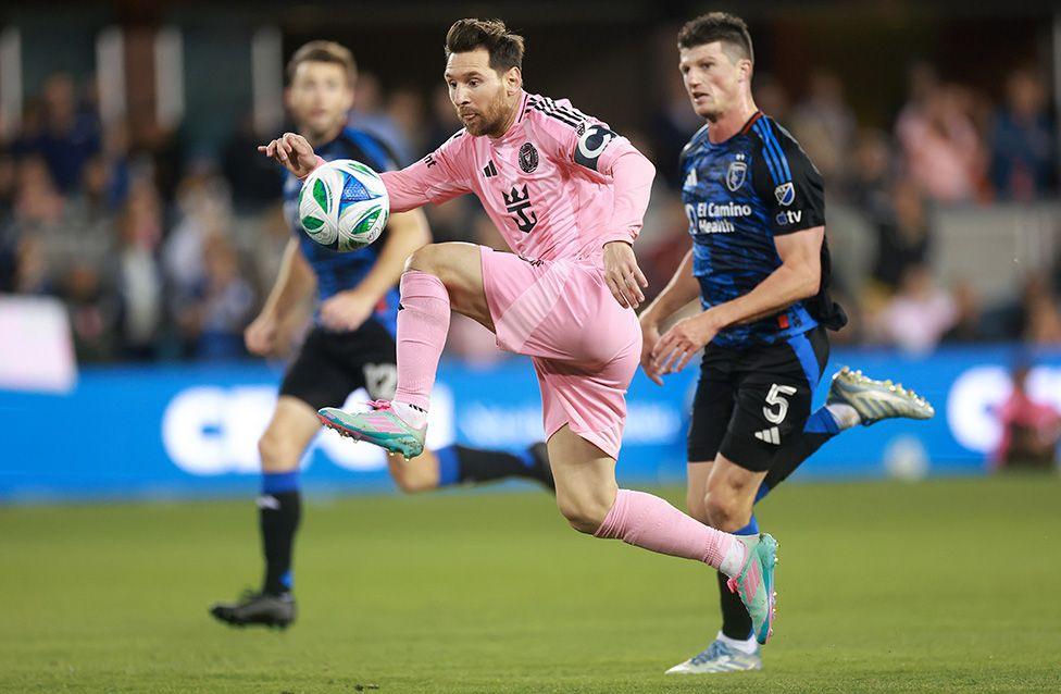 Lionel Messi controls the ball during Inter Miami's 3-3 draw with San Jose Earthquakes. Photo by Ezra Shaw