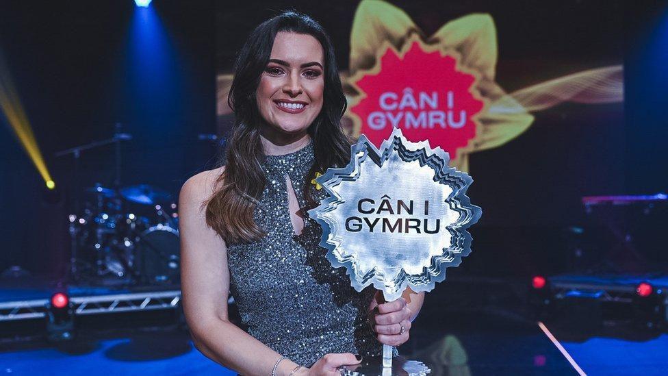 Sara gyda'i thlws Cân i Gymru