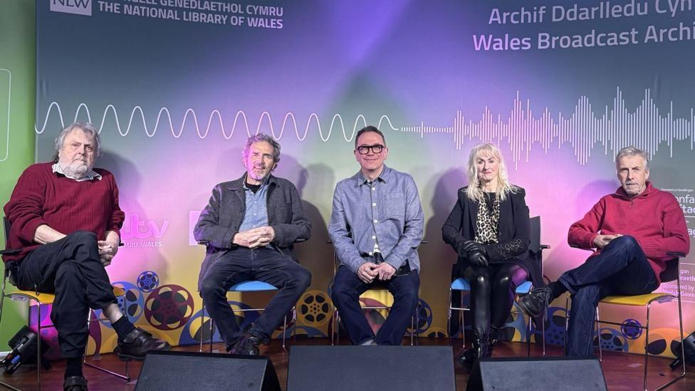 John Pierce Jones, Bryn Fôn, Dylan Ebenezer, Sian Wheldon a Llion Williams