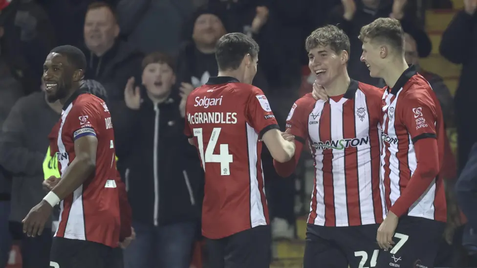 El ucraniano Ivan Varfolomeev anotó su primer gol en el fútbol inglés para ayudar a Lincoln a derrotar a Northampton, que jugó con 10 hombres, por 4-0 y consolidar su lugar entre los dos primeros de la Liga Uno.