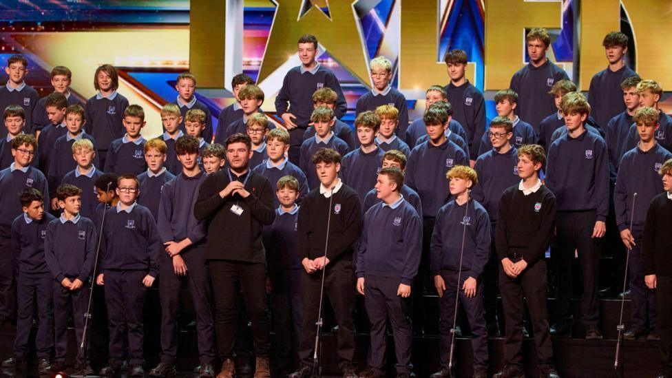 Cor Glantaf ar lwyfan BGT