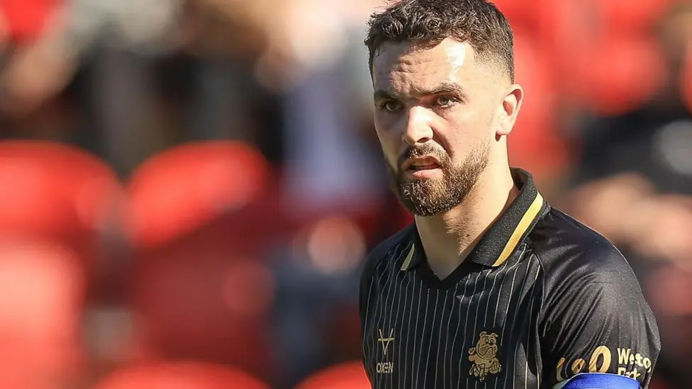 El Bradford ficha al centrocampista del Barnsley, Phillips.
