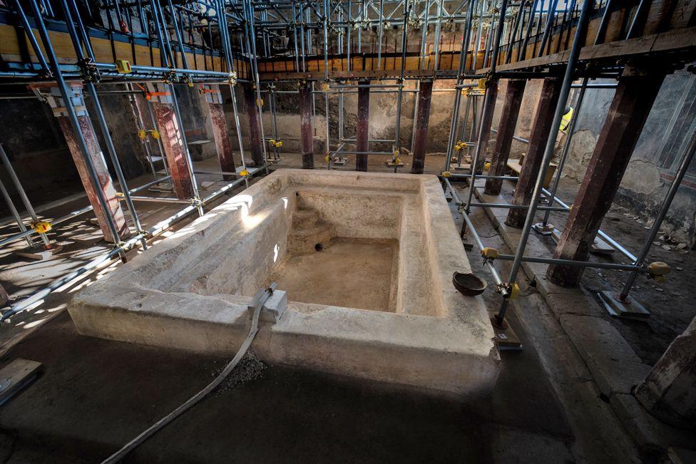 Plunge pool in the cold room